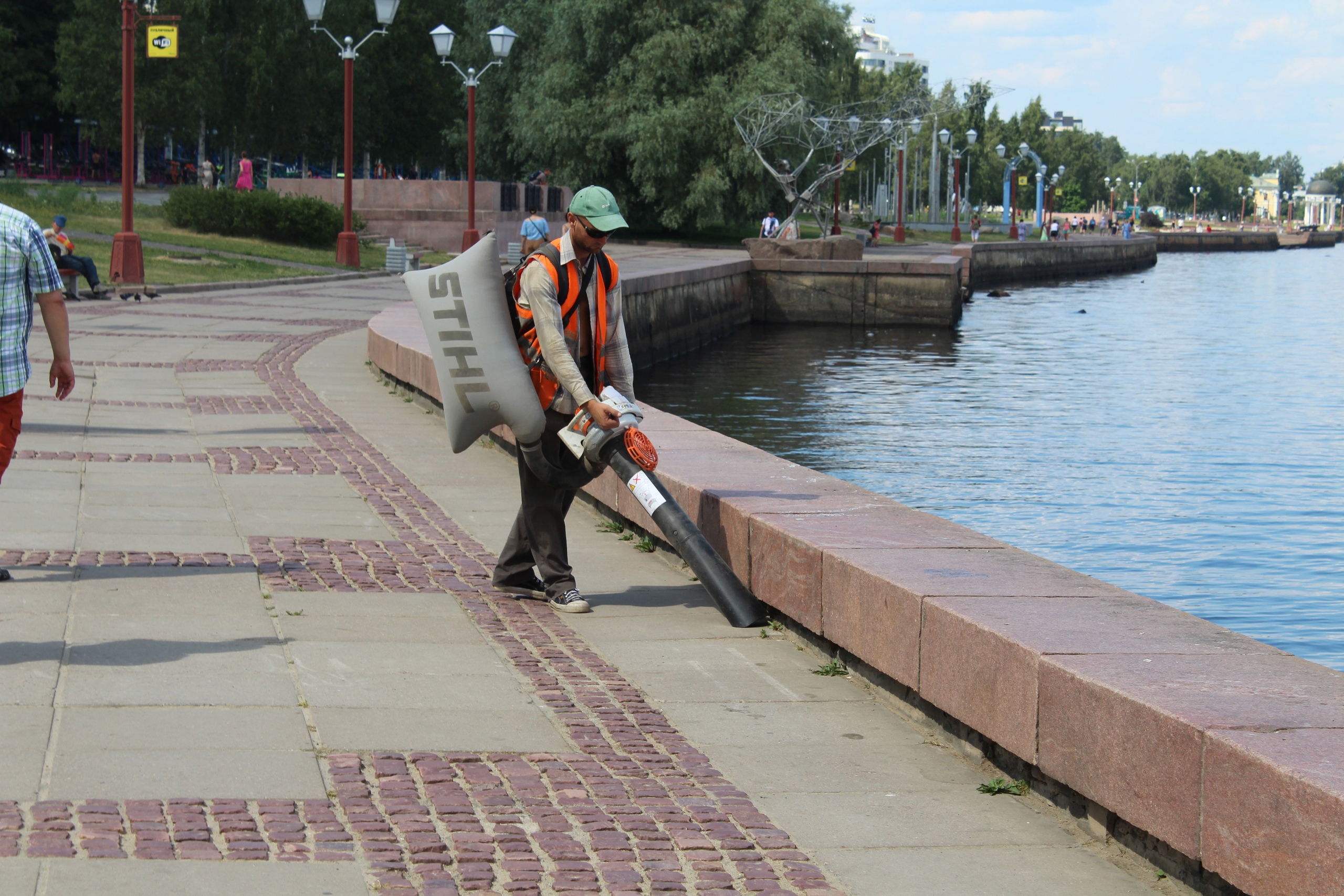 Городской Комбинат благоустройства приобрел пылесосы для уборки Онежской набережной
