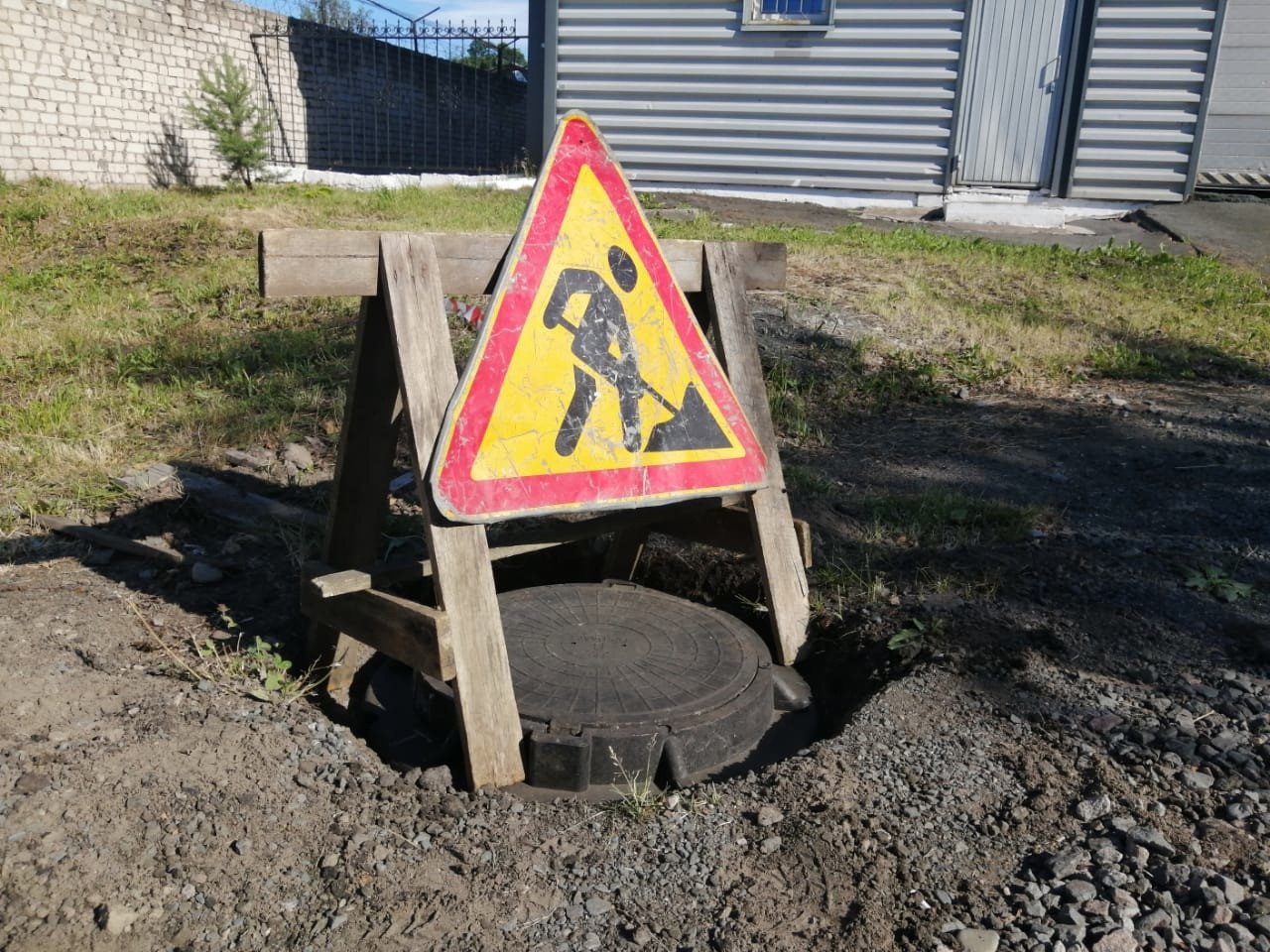 Опасные прогулки по городу П: незрячий прохожий провалился в сломанный люк  на улице Казарменской — Газета ВСЁ.Онлайн - Новости и бесплатные объявления  (Петрозаводск, Карелия)